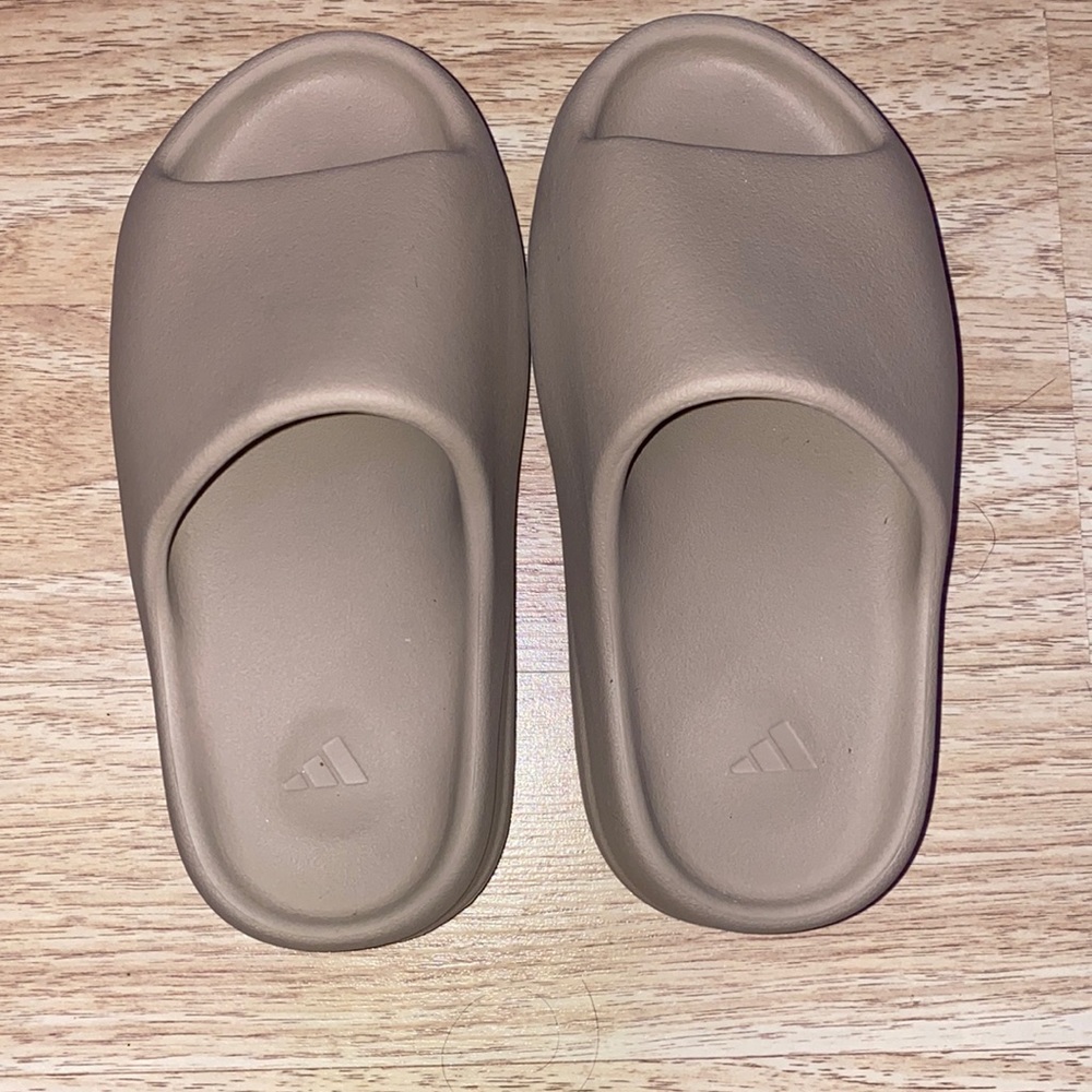 Yeezy Slide in Pure GW1934 Size 4Men 5.5 Women
